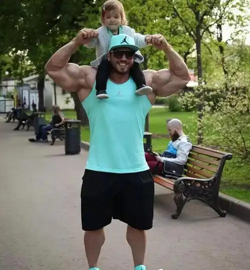 55cm肌肉男奶爸的日常,这也太有安全感了,网友:父爱如山