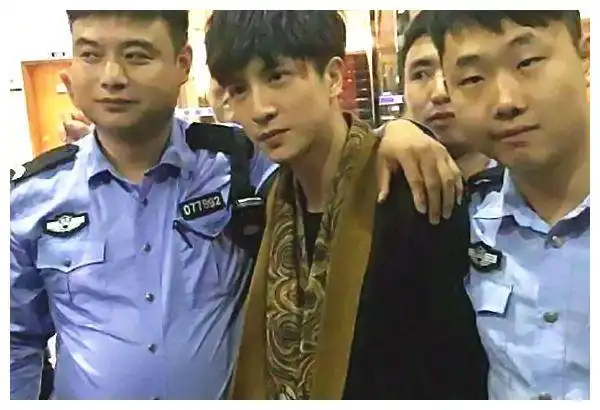 和警察合影不能乱站,黄渤最搞笑,撒贝宁最机智