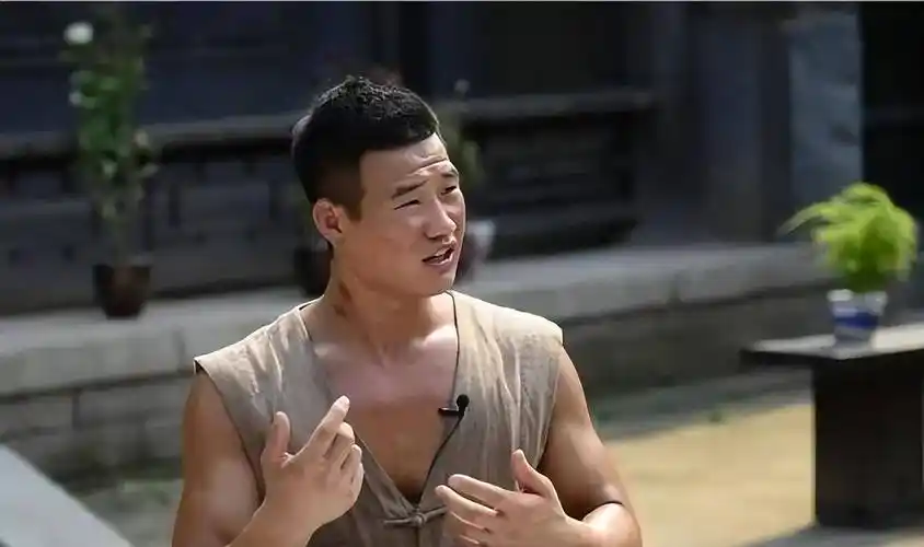 子回应《硬汉出击》花絮,哪像偷狗贼,明明是剑眉星目一脸正气_谢孟伟