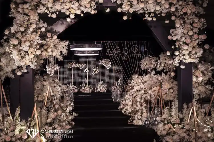 含蓄却高贵的黑金色个性化主题婚礼