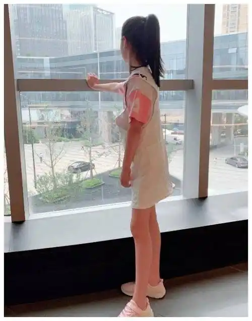 脚穿粉红色运动鞋,是少女最喜欢的颜色吧. 穿得很柔软.