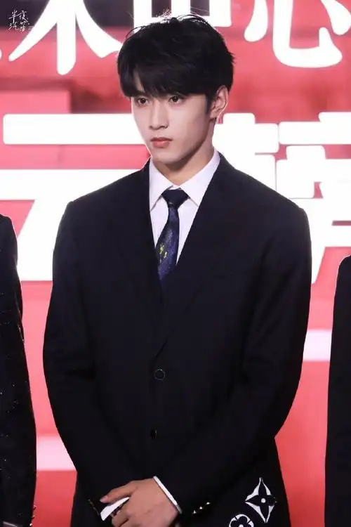 时代少年团红毯黑西装造型##时代少年团的签名