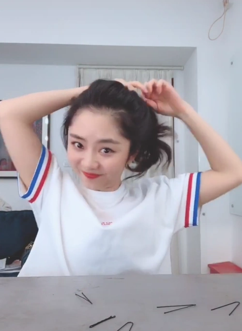 谭松韵边拆头发边比心,看她手忙脚乱的样子,网友:必须抱走!