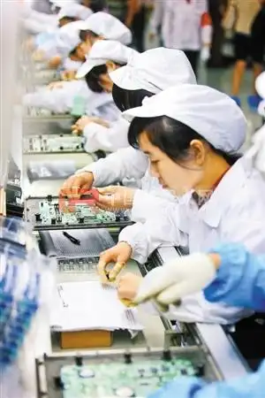 富士康员工在流水线上工作.