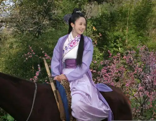 组图:《碧血剑》武夷山探班-孙菲菲扮相