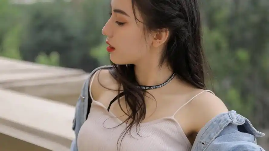 性感美女吊带露肩撩人写真图片