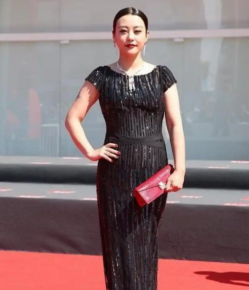 演员郝蕾,穿修身亮片裙走红毯,展现低调冷艳的美.气质看服了