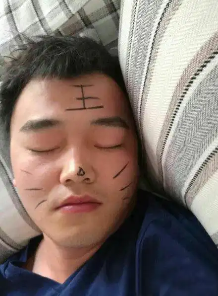 美女搞笑gif首先你得有个女朋友然后她还是个逗比