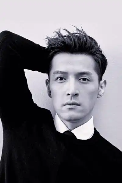 37岁胡歌生活近照,戴墨镜与空姐合影,颜值状态不输流量小生!