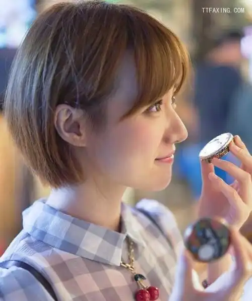 这种齐耳短发烫发轻巧乖巧,适合小女生或年轻女生,出来的效果很美腻