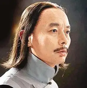 本万年不变中分长发妹为了冬天吹头发能利索点,找学校理发店的tony给