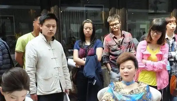 他原来是蔡明的儿子37岁仍未婚未育是蔡明的骄傲也是她的心病