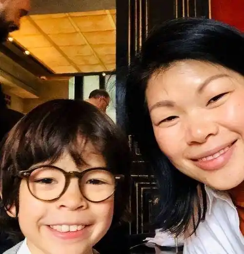 超模吕燕晒照,她因丑红遍全球成为超模,嫁给国外老公被宠成公主