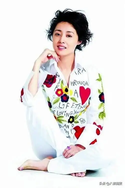 "初代冯女郎"刘蓓穿着真时髦,黑西装配花衬衫,居然一点不俗气