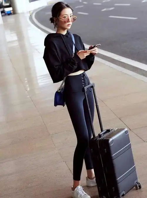 李溪芮腿绝了别人塞不进的裤子她穿出宽松感分点肉给你吧