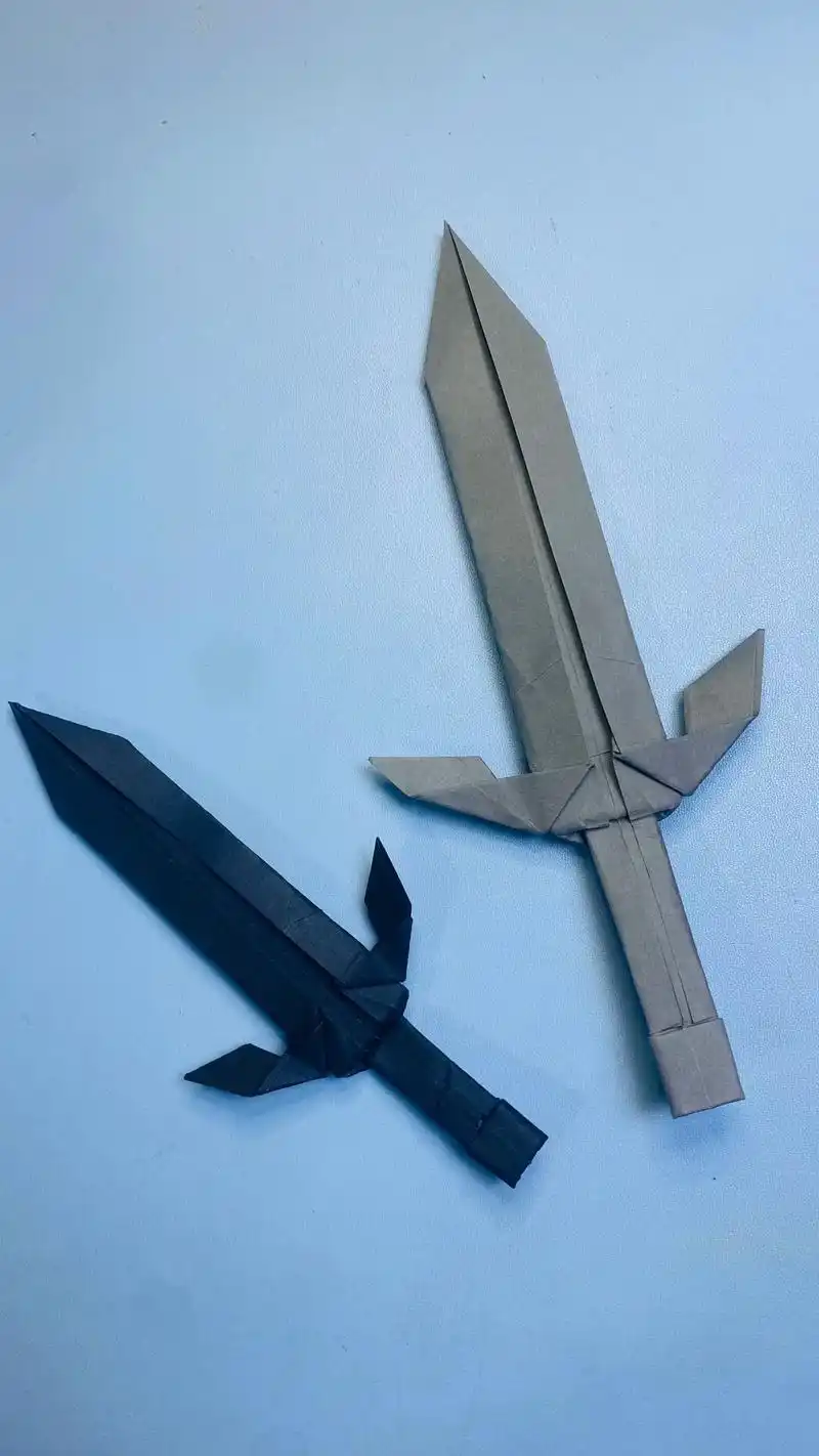 用一张纸就能折出一把帅气的玩具刀,简单好玩的不伤人 - 抖音