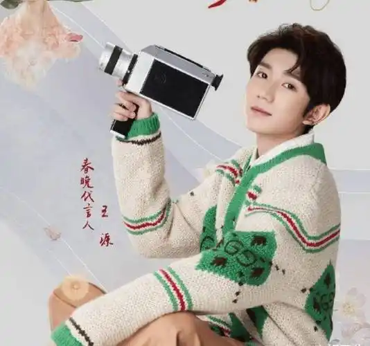 原创王源再次接受电视采访在照妖镜之下面部上痘痘很明显