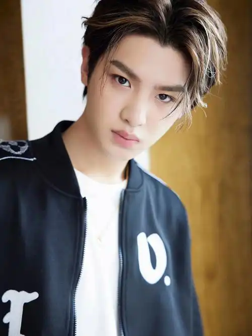 黄明昊直播造型