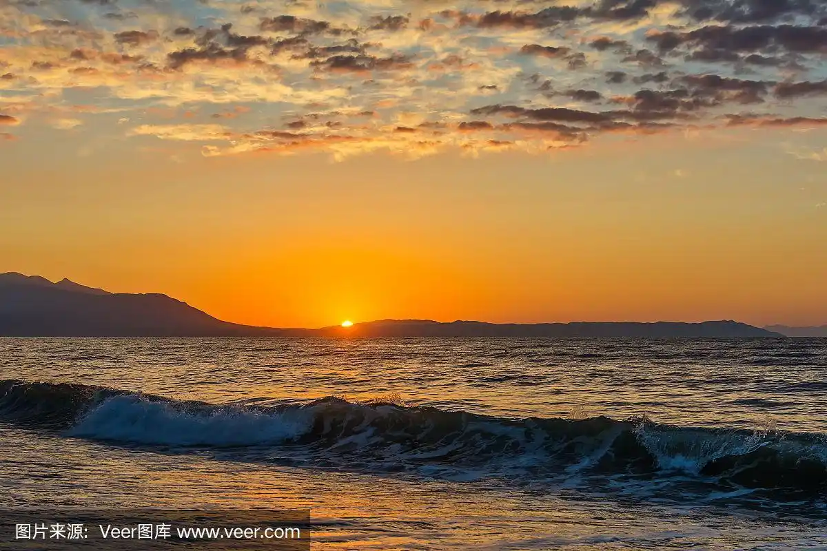 清晨,壮观的日出越过大海和高山.摄于希腊阿斯普罗瓦尔塔.