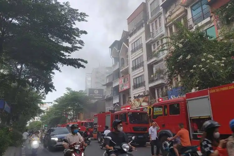 越南河内一栋六层建筑发生火灾 致3人死亡_消防车_大火_小时