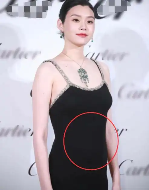 奚梦瑶亮相二胎孕肚明显,称开心再当母亲,直言有两个小孩家里更热闹