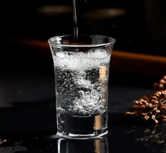 广东靓仔买了6瓶茅台倒酒时滑出2颗玻璃球行家莫要慌