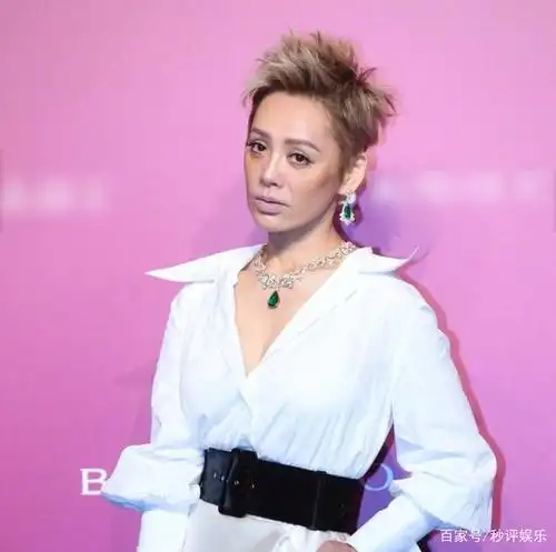 宁静现身线下活动,48岁的模样太真实,生图曝光惹人心疼!