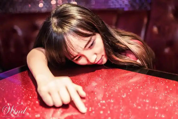 标题:【行摄图记】ktv · 婀娜的女子