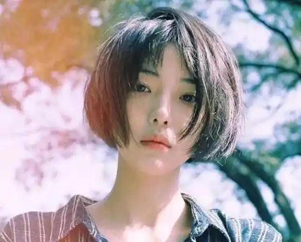 西瓜头,利用中分设计逐次修剪的方式来营造内弧效果,整款发型从前到后