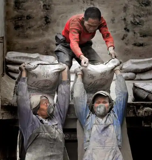 越来越少人进工地,又脏又累拿命赚钱,工地哪个工种最辛苦?