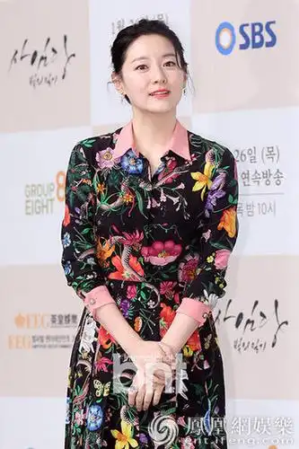 女神复出啦!47岁李英爱出席发布会肤白貌美气质佳