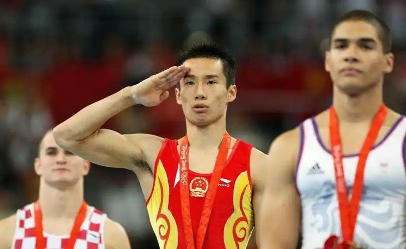 奥运冠军包庇女友诈骗队友,女友被判无期,他全身而退如今变这样|肖钦