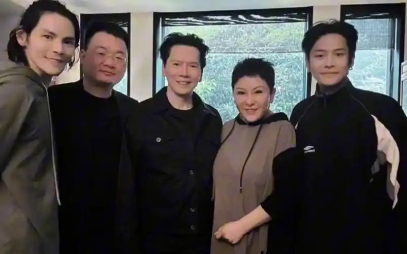 前段时间小杨哥拜访向华强一起同款