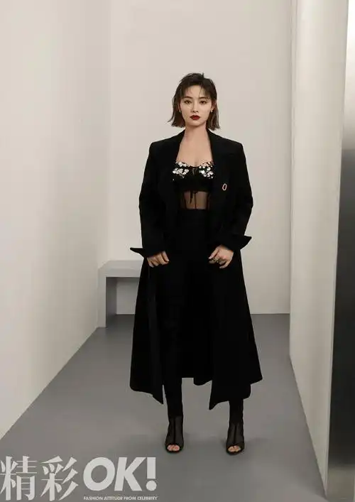 许佳琪最新大片飒气十足实力演绎跨次元时尚尽显时空交错感