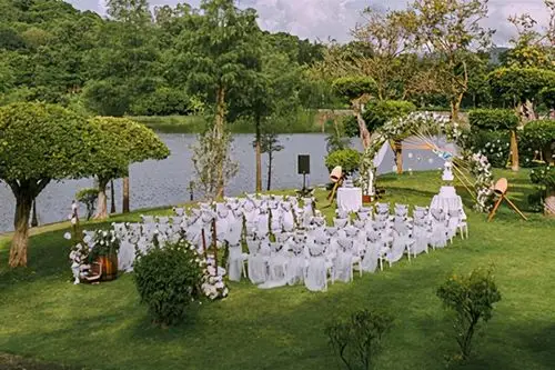 2021年户外婚礼场地风格的流行趋势第三种可谓是大胆地尝试了