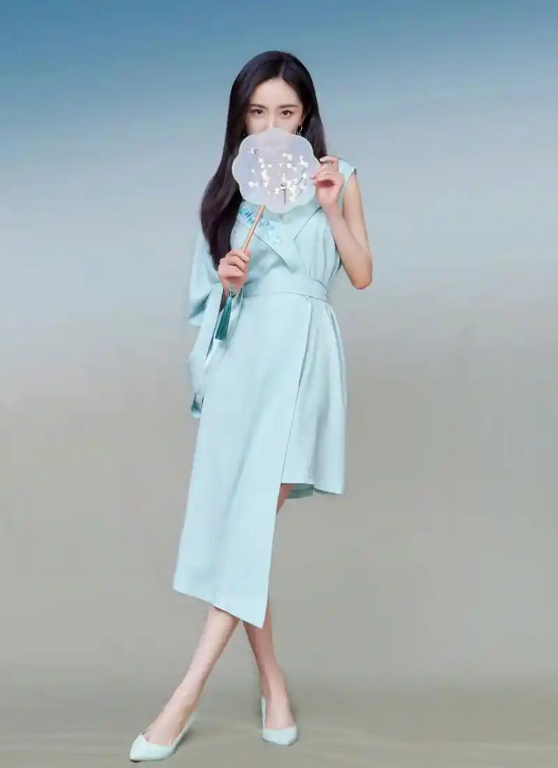 杨幂青色古风连衣裙优雅写真美照,一改时尚女王风格,仙气飘飘