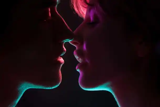 人物情侣深吻壁纸