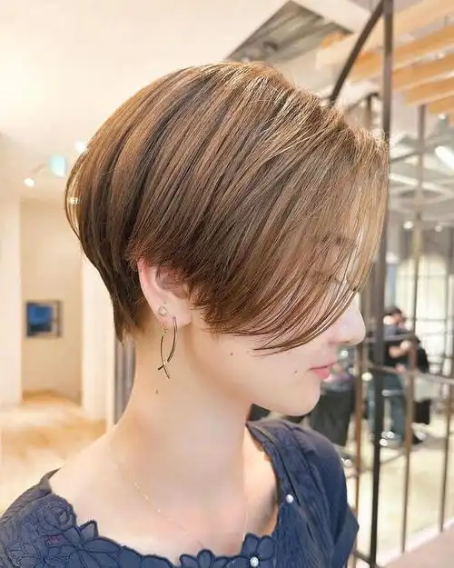 不同的发型可以给人带来不同的印象,从简约干练到优雅迷人,从时尚前卫