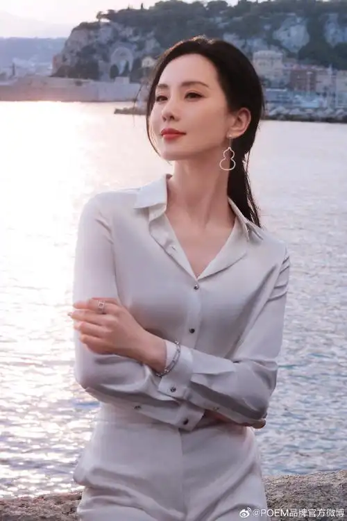 演员@刘诗诗in#poem#「白色claire绉缎衬衣」拍摄落日海风花絮照.