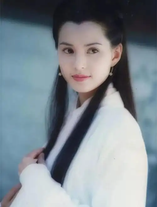 与古天乐假戏真做?帮富商还债遭抛弃,小龙女李若彤的不婚之谜(1)