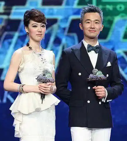 她是著名美女主持人23岁嫁41岁丈夫生活甜美让人羡慕