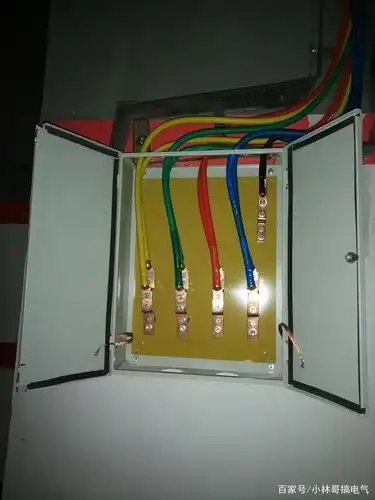配电箱这样接线有什么问题?标准是什么?看看师傅们怎么接