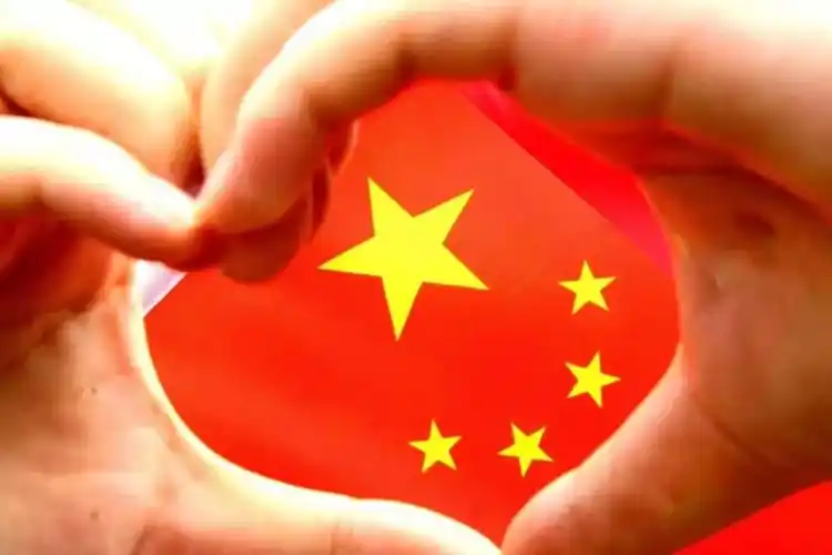 你和国旗同框的样子最美一起向祖国表白