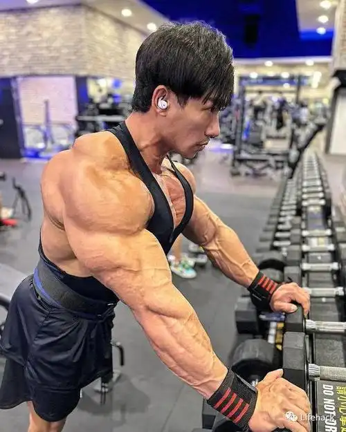 33岁刘翔再刷屏!肌肉炸裂,还撩走性感女私教!这样的人生我服了.