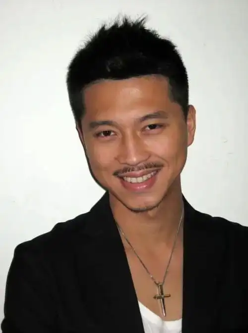 演员王雷:苦熬8年成名,宠爱李小萌至今无绯闻,活成人生赢家