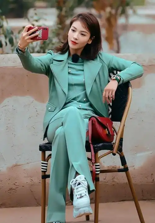 刘涛是一个搭配鬼才西装造型打扮的成熟又有特色简直太会穿了