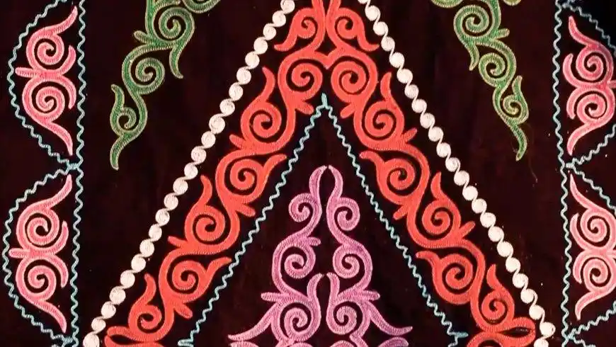 哈萨克族刺绣 五彩缤纷装点草原生活