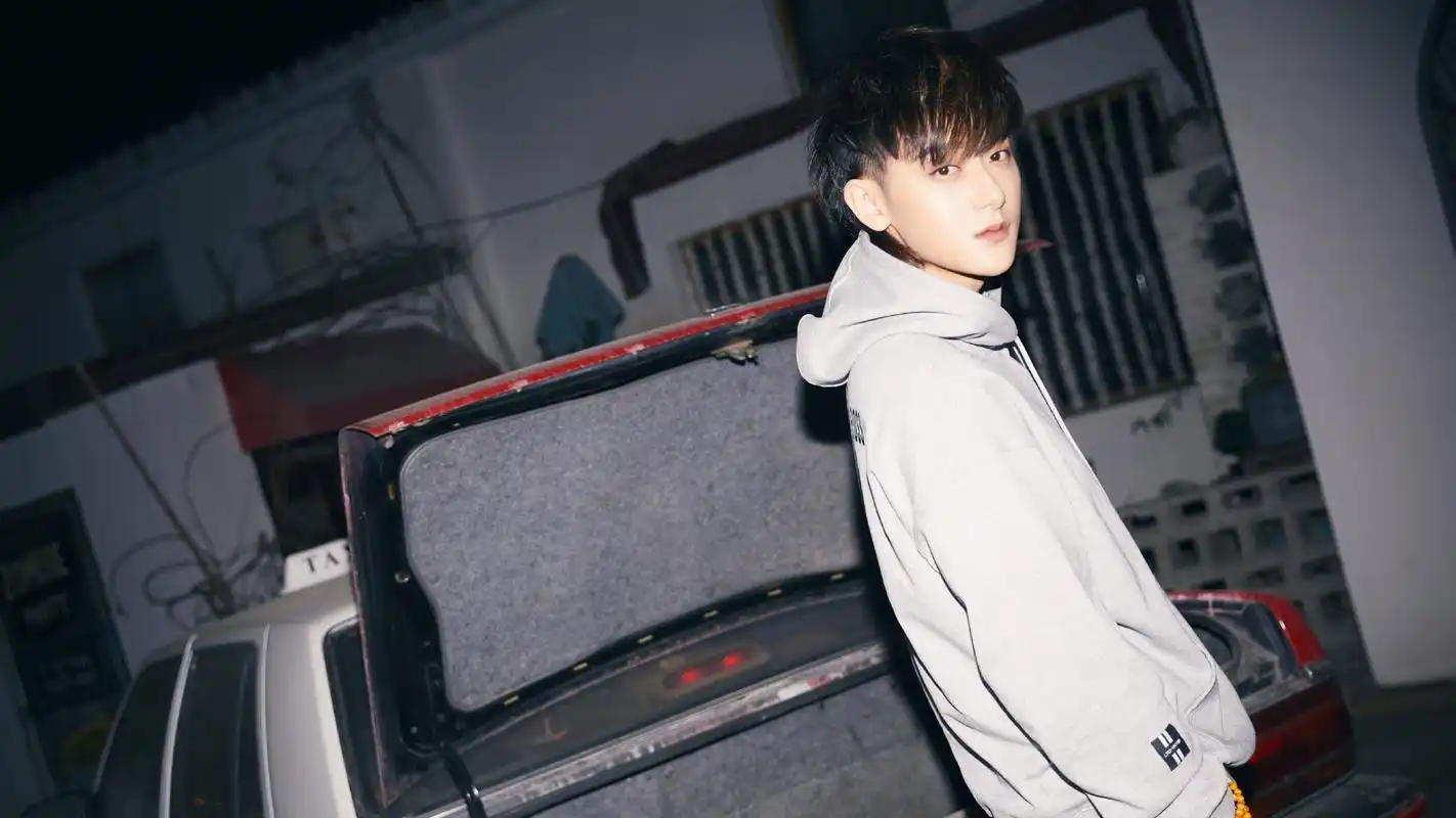 演员黄子韬,炫酷又帅气,来看写真照