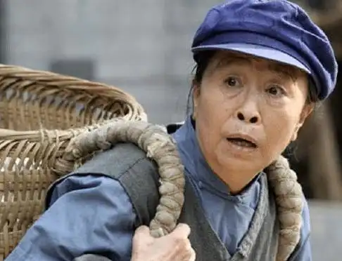 看看张少华的亲生儿子,再看她的干儿子,差距一目了然