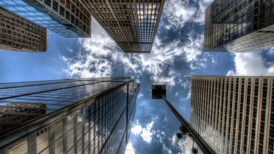 摩天大楼城市从底部看天空云彩4k